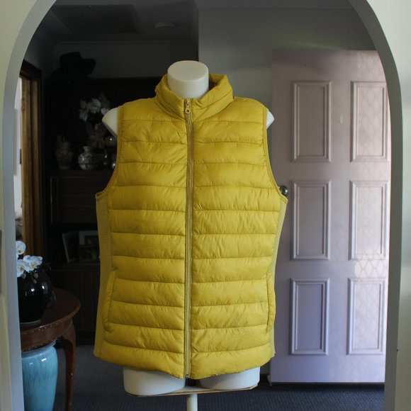 MUSTARD YELLOW PUFFER VEST WITH HOODIE SIZE LARGE - Picture 2 of 12